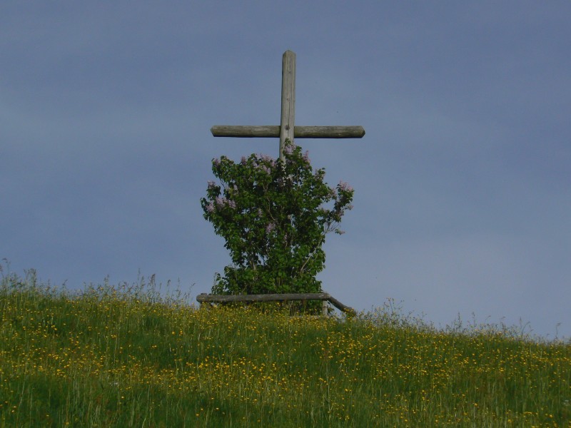 Rastplatz mit Kreuz oberhalb des Orts